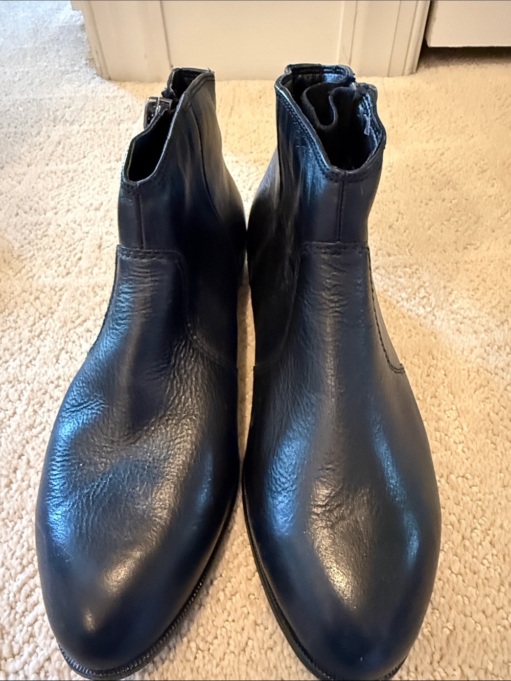 Aldo women’s Black Leather Ankle Boots - Classic Zip Chelsea Style. Never worn